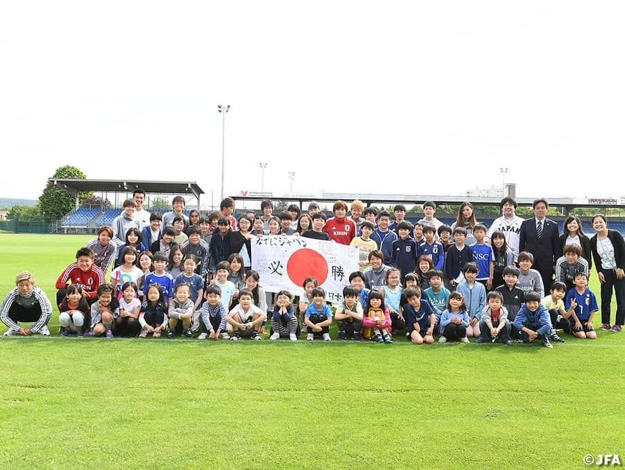 日本サッカー協会さんのインスタグラム写真 - (日本サッカー協会Instagram)「パリ日本人学校の皆さんと🇫🇷🇯🇵 ・ 6/4(火)、#なでしこジャパン はパリ日本人学校の皆さん約200名と交流会を行いました🤝😊生徒の皆さんからは、応援メッセージや大きなエールをいただき、なでしこジャパンからはサイン入りのユニフォームとサインカードをプレゼントしました！ ・ ✍️JFA.jpでは、活動レポートを掲載中！ ・ ＜FIFA女子ワールドカップフランス2019＞ なでしこジャパン🇯🇵試合日程  6/10 25:00 vsアルゼンチン🇦🇷 6/14 22:00 vsスコットランド🏴󠁧󠁢󠁳󠁣󠁴󠁿 6/20 04:00 vsイングランド🏴󠁧󠁢󠁥󠁮󠁧󠁿 📺フジテレビ系列、NHK BS、J SPORTSで生中継！ ・ #nadeshiko #世界のなでしこ #なでしこジャパン#FIFAWWC」6月5日 13時29分 - japanfootballassociation