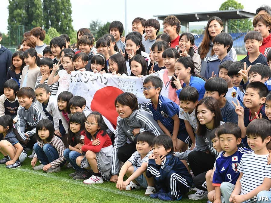 日本サッカー協会さんのインスタグラム写真 - (日本サッカー協会Instagram)「パリ日本人学校の皆さんと🇫🇷🇯🇵 ・ 6/4(火)、#なでしこジャパン はパリ日本人学校の皆さん約200名と交流会を行いました🤝😊生徒の皆さんからは、応援メッセージや大きなエールをいただき、なでしこジャパンからはサイン入りのユニフォームとサインカードをプレゼントしました！ ・ ✍️JFA.jpでは、活動レポートを掲載中！ ・ ＜FIFA女子ワールドカップフランス2019＞ なでしこジャパン🇯🇵試合日程  6/10 25:00 vsアルゼンチン🇦🇷 6/14 22:00 vsスコットランド🏴󠁧󠁢󠁳󠁣󠁴󠁿 6/20 04:00 vsイングランド🏴󠁧󠁢󠁥󠁮󠁧󠁿 📺フジテレビ系列、NHK BS、J SPORTSで生中継！ ・ #nadeshiko #世界のなでしこ #なでしこジャパン#FIFAWWC」6月5日 13時29分 - japanfootballassociation