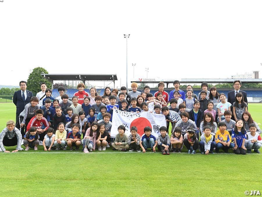 日本サッカー協会さんのインスタグラム写真 - (日本サッカー協会Instagram)「パリ日本人学校の皆さんと🇫🇷🇯🇵 ・ 6/4(火)、#なでしこジャパン はパリ日本人学校の皆さん約200名と交流会を行いました🤝😊生徒の皆さんからは、応援メッセージや大きなエールをいただき、なでしこジャパンからはサイン入りのユニフォームとサインカードをプレゼントしました！ ・ ✍️JFA.jpでは、活動レポートを掲載中！ ・ ＜FIFA女子ワールドカップフランス2019＞ なでしこジャパン🇯🇵試合日程  6/10 25:00 vsアルゼンチン🇦🇷 6/14 22:00 vsスコットランド🏴󠁧󠁢󠁳󠁣󠁴󠁿 6/20 04:00 vsイングランド🏴󠁧󠁢󠁥󠁮󠁧󠁿 📺フジテレビ系列、NHK BS、J SPORTSで生中継！ ・ #nadeshiko #世界のなでしこ #なでしこジャパン#FIFAWWC」6月5日 13時29分 - japanfootballassociation