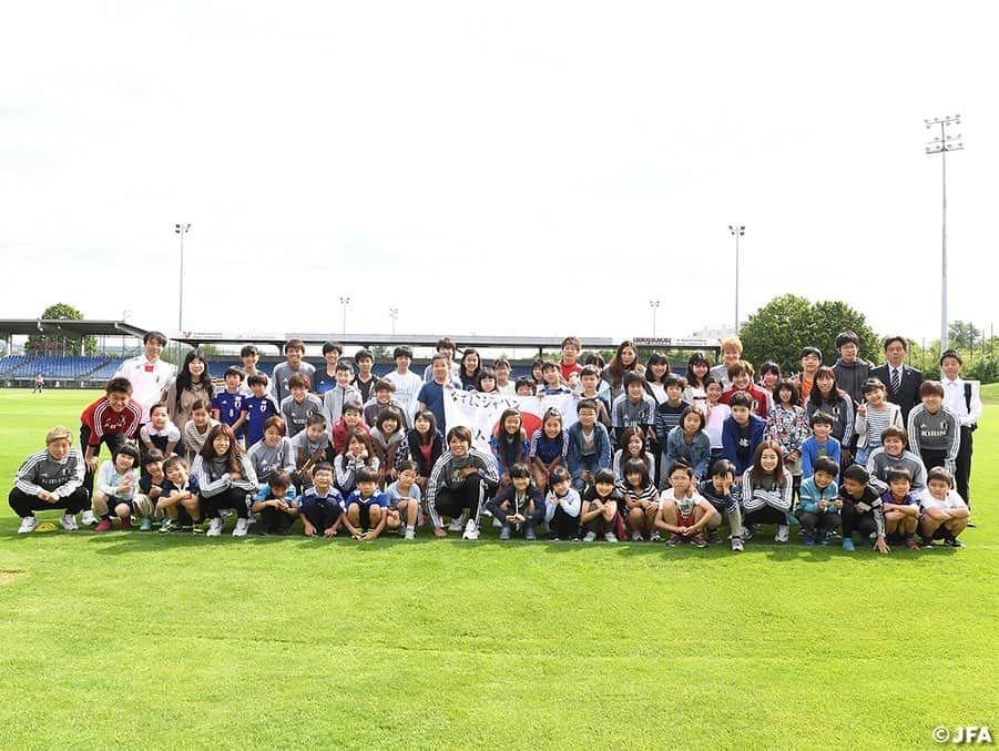 日本サッカー協会さんのインスタグラム写真 - (日本サッカー協会Instagram)「パリ日本人学校の皆さんと🇫🇷🇯🇵 ・ 6/4(火)、#なでしこジャパン はパリ日本人学校の皆さん約200名と交流会を行いました🤝😊生徒の皆さんからは、応援メッセージや大きなエールをいただき、なでしこジャパンからはサイン入りのユニフォームとサインカードをプレゼントしました！ ・ ✍️JFA.jpでは、活動レポートを掲載中！ ・ ＜FIFA女子ワールドカップフランス2019＞ なでしこジャパン🇯🇵試合日程  6/10 25:00 vsアルゼンチン🇦🇷 6/14 22:00 vsスコットランド🏴󠁧󠁢󠁳󠁣󠁴󠁿 6/20 04:00 vsイングランド🏴󠁧󠁢󠁥󠁮󠁧󠁿 📺フジテレビ系列、NHK BS、J SPORTSで生中継！ ・ #nadeshiko #世界のなでしこ #なでしこジャパン#FIFAWWC」6月5日 13時29分 - japanfootballassociation