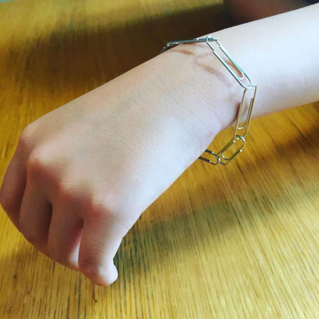 のインスタグラム：「オシャレバングル❤️ ＊ ＊ #クリップ #小学生 #オシャレ #アクセサリー」