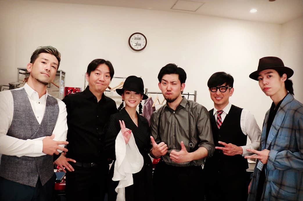 小柳ゆきのインスタグラム：「遅くなってしまいましたがBillboard & blue noteツアー終了しました！！ 足を運んでくれた皆様、ありがとうございました💕  とっても楽しかったなぁ🤤 いやーバンドの皆さん本当に素晴らしかったです！！！ 気づけばたくさん飛び跳ねてました笑笑 最高でした✨  最高なステージを作ることが出来た事、改めてバンドの皆さん&支えてくれたスタッフの皆さん、そして足を運んでくれた皆さんに感謝です！！！ . . .  なんだかあっとゆう間に終わってしまい、まだまだやりたかったなぁ〜という寂しい思い…🤭！ しかし‼️ 次回のライブはとってもスペシャルバージョン！！！ 9月13日に20周年特別記念ライブを予定していて、もうちょっとしたら情報解禁です、お楽しみに💕 . . . . 〜The Luxury Tour2019セットリスト〜  Newyork newyork Deep Deep Be alive あなたのキスを数えましょう One in a million 悲しみが止まらない "with牧野さん&矢幅さん Dirty tune Remain 〜Smile  アンコール 愛情 Route66 . . . (Pf)#草間信一 さん (Ba)#鳥越啓介 さん #小栢慎吾 さん (Dr)#工藤晃 さん (Cho)#牧野竜太郎 さん #矢幅歩 さん」