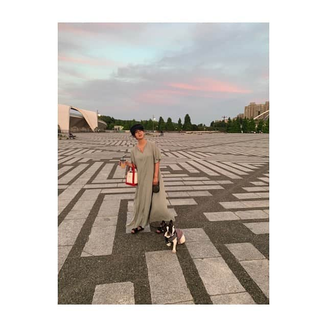 田中美保さんのインスタグラム写真 - (田中美保Instagram)「最近のモフ散歩は涼しい夕方に… そうすると夕日に染まる空がまぁ綺麗な事🌇w お散歩styleは楽ちんザックリasosのワンピース♡ #モフ散歩 #夕方散歩 #asos #ワンピース #夕日 #夕焼け」6月5日 13時21分 - miho12tanaka