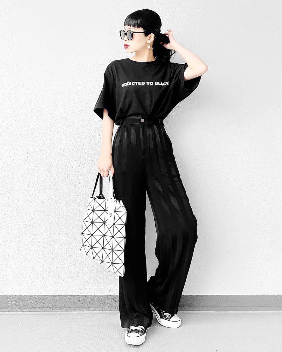 lve_xxxxのインスタグラム：「.﻿ .﻿ BIG Tee にワイドパンツ﻿ 最強の組み合わせ👏﻿ ﻿ ご飯食べたら腹きついから﻿ アウトして着てます😂﻿ ﻿ @sly_official のストライプおパンツ﻿ これ、シャツも捕獲してるから﻿ セットアップなるやつ﻿ ﻿ 韓国🇰🇷着てこうかなー﻿ (とうとう日本🇯🇵出るらしーよ✈️←)﻿ ﻿ －－－－－－－－－－－－－－－－－－﻿﻿﻿﻿﻿﻿﻿﻿﻿﻿﻿﻿﻿﻿﻿﻿﻿﻿﻿ ﻿﻿﻿﻿﻿﻿﻿﻿﻿﻿﻿﻿﻿﻿﻿﻿﻿﻿﻿ item詳細(ブランド・サイズ等)に﻿﻿﻿ 関しましては﻿﻿﻿﻿﻿﻿﻿﻿﻿﻿﻿【WEAR】を﻿﻿﻿ ご参照くださいませ🙇‍♀️♡﻿﻿﻿﻿﻿﻿﻿﻿﻿﻿﻿﻿﻿﻿ ﻿﻿﻿ WEAR ： lvexxxx ﻿ ﻿﻿﻿ －－－－－－－－－－－－－－－－－－﻿﻿﻿ ﻿﻿」