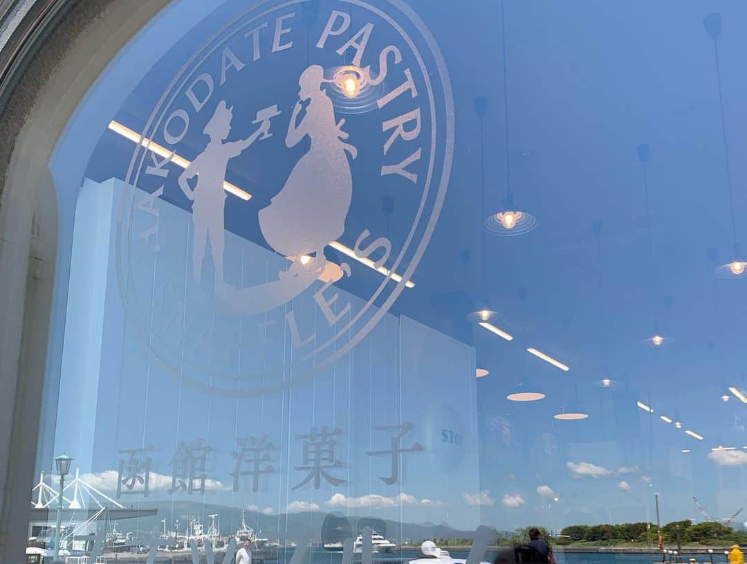 日下裕江さんのインスタグラム写真 - (日下裕江Instagram)「函館名物  スナッフルスの チーズオムレット💓  溶ける程柔らかくて 程良い甘さが美味しい🤤💕 プティメルヴィーユ でも北海道のソフトクリーム🍦食べなきゃだよね❣️ 濃厚で美味しかったです😋✨ 北海道は食べなきゃ損損🐖💕 #スナッフルス #スナッフルスチーズオムレット #チーズオムレット #ペイストリースナッフルス #函館名物 #函館土産」6月5日 13時22分 - hiroe___h