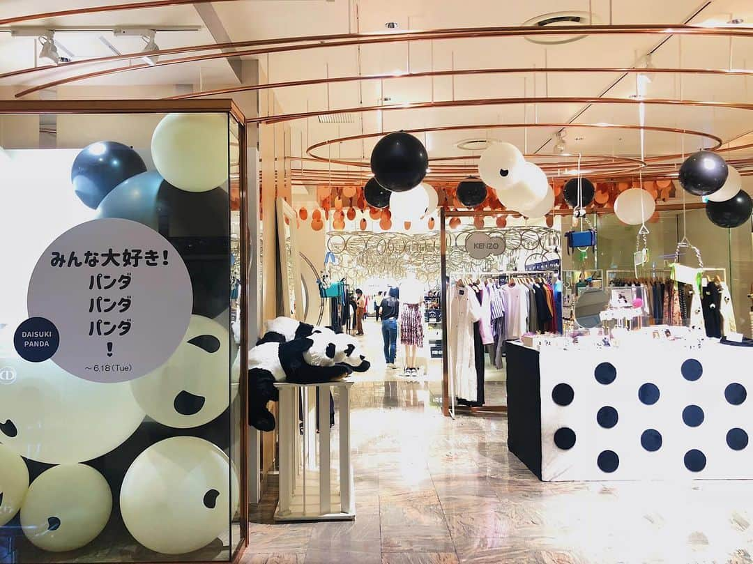 ISETAN PARK netさんのインスタグラム写真 - (ISETAN PARK netInstagram)「パンダ好き集まれー🐼！ 動くパンダもいるよ🐼﻿ パンダモチーフアイテム大集合。パンダのことがもっと好きになる2週間！﻿ ﻿ パンダ！大熊猫！PANDA！﻿ 2019.6.5 wed - 6.18 tue﻿ 伊勢丹新宿店本館２階＝センターパーク/ TOKYO解放区﻿ ﻿ @isetan_tokyo_kaihoku﻿ #panda #doll #pandacollection #isetan #shinjuku #パンダ #パンダ好き #パンダマニア #ぬいぐるみ #🐼 #新宿 #伊勢丹 #新宿伊勢丹 #伊勢丹新宿店」6月5日 13時30分 - isetan_shinjuku