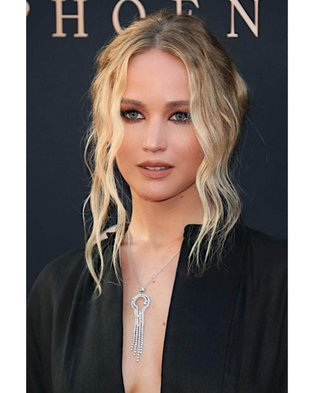 Hung Vanngoさんのインスタグラム写真 - (Hung VanngoInstagram)「#JenniferLawrence tonight at the premiere of #DarkPhoenix 🖤🖤⚡️✨💫⭐️🌟. 👗 @jillandjordan 💅🏻 @jennahipp 💇 @jennychohair 💄 @hungvanngo」6月5日 13時30分 - hungvanngo