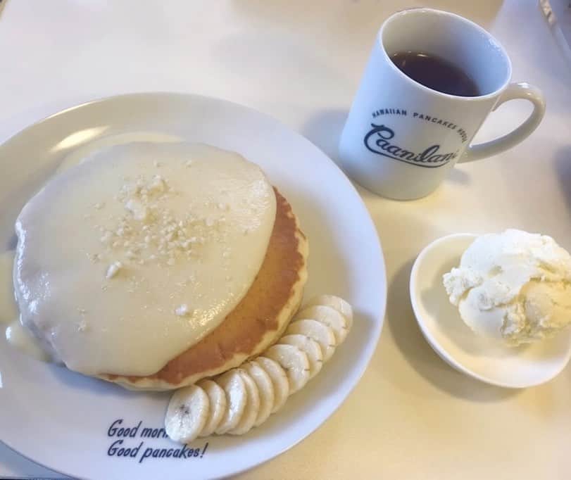 若井久美子さんのインスタグラム写真 - (若井久美子Instagram)「朝食🍴 宿泊したホテルの近くにあったパンケーキ屋さん🥞 「ハワイアンパンケーキハウスパニラ二」 店員さんオススメの「ナッツナッツパンケーキ」にアイスクリーム追加🍨にしました✨ 大人気のお店のようで私がお店を出る9時頃には行列ができていました🙃 お店も可愛いしパンケーキもモチモチしてて美味しかったぁ💓  #沖縄 #okinawa #沖縄旅行  #okinawatrip  #ハワイアンパンケーキハウスパニラニ  #okinawacafe」6月5日 13時32分 - wakai_kumiko