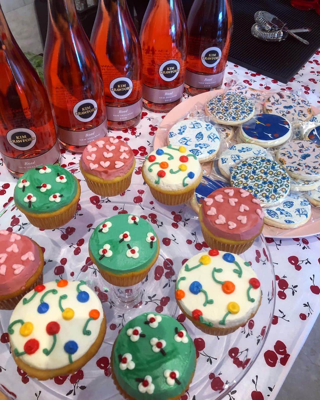 ハーレー・ヴィエラ・ニュートンさんのインスタグラム写真 - (ハーレー・ヴィエラ・ニュートンInstagram)「Pop up party ready!!! Not over these cupcakes. Thank you @kimcrawford and @alanajonesmann for the @HVN treats 🍒」6月5日 13時38分 - harleyvnewton