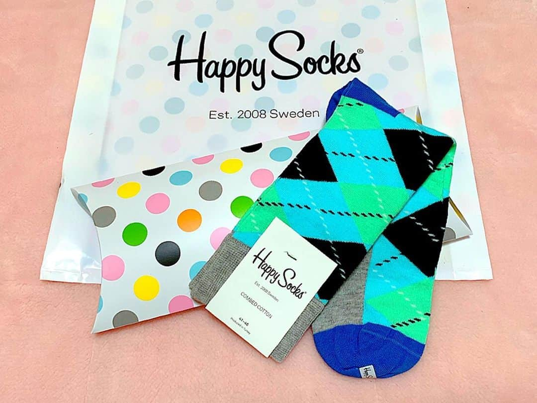 百合華さんのインスタグラム写真 - (百合華Instagram)「北欧スウェーデンのカラフルな靴下ブランド『Happy Socks』が、今だけ京都の藤井大丸でも取り扱われているとの事なのでお散歩がてら覗いてみました💕﻿ ﻿ 履く人達のハッピーを願うとっても素敵な靴下ブランドです✨﻿ ﻿ 色とりどりのポップでキュートなデザインの靴下がラインナップされていて、見ているだけでもハッピーな気分になれちゃいますねぇ🥰﻿ ﻿ 百合譁はゴルフが大好きなお友達へのプレゼントを購入🎁﻿ ﻿ #京都﻿ #四条﻿ #藤井大丸﻿ #fujiidaimaru ﻿ #ハッピーソックス﻿ #happysocks ﻿ #ソックス﻿ #カラフル﻿ #ポップ﻿ #キュート﻿ #ハッピー﻿ #ゴルフ﻿ #ゴルフソックス﻿ #プレゼント」6月5日 13時42分 - yurika.lovelily