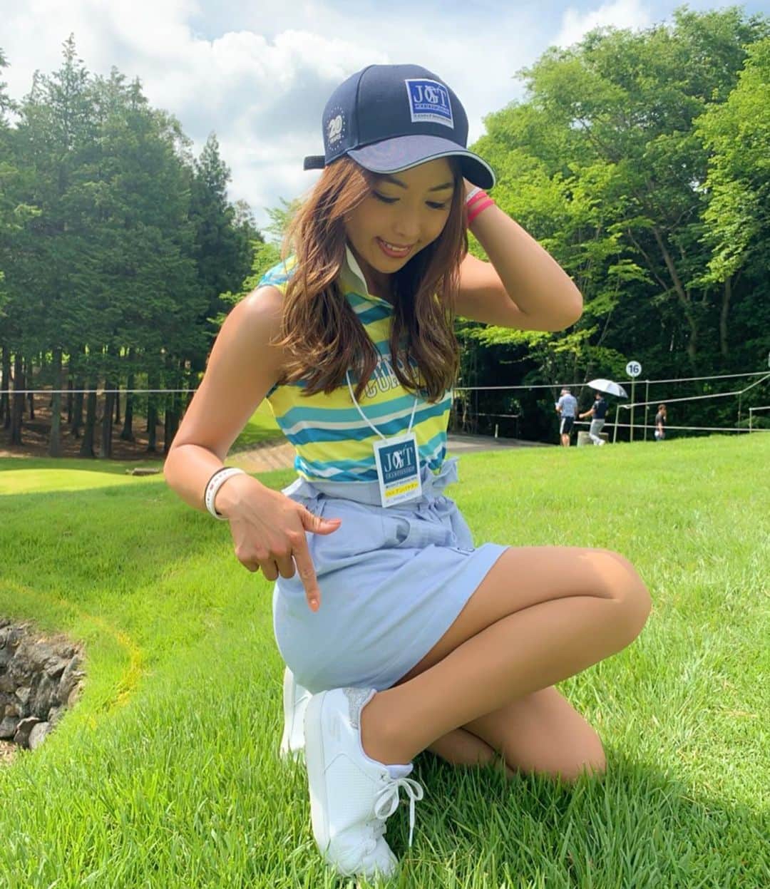 あおい夏海さんのインスタグラム写真 - (あおい夏海Instagram)「こんにちは！！ 今週はゴルフ週間のなつみんです！ . ゴルフネタ多くなりますので、ご了承くださいね❤️ . 昨日は日本ゴルフツアー選手権森ビルカップの選手の練習ラウンドをアンバサダーとして見学させていただきました！ . アンバサダーの千夏ちゃんと一日一緒に行動💕 @chinatsu_minami  前半は 出水田大二朗プロ @daijiro_izumida と小田孔明プロに同行✨ ティショットのドライバーは迫力と驚きの飛距離はもちろんなのですが、私も何度も宍戸ヒルズラウンドしましたが、その時はレディースティからなので、すごく前からで。 男子プロのティショットは遥か後ろからなので、同じゴルフ場なのに見る景色が全くちがいます💦 なのに、ドライバー打ったあとの2打目200ヤード近いところから、アイアンで簡単にグリーンオン。パターもサラッと入ってバーディ。😂😂😂 やっぱり生で見ると「すごい😂✨✨」しか言えない💦 練習ラウンドは終始和気あいあいとリラックスしてお二人はまわっていました✨ 小田孔明プロも出水田大二朗プロも男気溢れる力強い素敵な選手✨ 特に出水田プロは応援されたほうが飛距離も伸びて調子が出るみたいなので、ぜひ明日からの試合、黄色い声援で応援しましょう😆🎵笑 私は明日から毎日応援に行きます！！ 会場で見かけたら気軽に声掛けてくださいね！！ . 小田孔明プロ、出水田大二朗プロ、快く見学させていただき、ありがとうございました！！ . 昨日のゴルフコーデ @cuarto_united . 練習ラウンド見学後半に続く🍒 . #日本ゴルフツアー選手権SNSアンバサダー #日本ゴルフツアー選手権 #森ビルカップ #宍戸ヒルズカントリークラブ #JGTO #ゴルフ女子 #ゴルフ男子 #ゴルフ好き #ゴルフ大好き #golfgirl  #女子会 #筋肉女子 #二の腕 #筋肉 #筋トレ女子 #ゴルフウェア #ゴルフコーデ #ゴルフファッション #ヒルズゴルフアカデミー  #ドライバー #ゴルフスイング #スイング  #アンバサダー」6月5日 13時43分 - natsumi.aoi