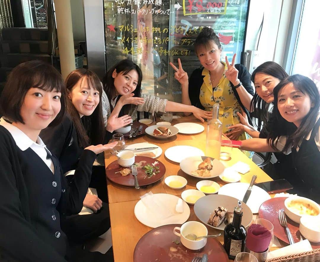 輝良まさとさんのインスタグラム写真 - (輝良まさとInstagram)「・ 職場の同僚とランチー🥗 産まれる前にまた会えて良かった😊❤️ ・ 用事があり会社にも顔出したのですが、みんなにお腹の大きさにびっくりされました😅笑 やはり赤ちゃんが大きい分、お腹も大きいみたいです💨 地球儀が入ってるみたいと言われましたが、ホントそんな感じ🤣👍笑 ・ ・ #死産#子宮内胎児死亡#死産からの妊娠#妊娠10ヶ月#臨月#妊娠37週#正産期#天使ママ#レインボーベビー#令和元年ベビー#6月予定日#無事に産まれてきますように#待ってるよ#妊娠糖尿病#血糖値測定#分食指導#食事管理#職場同僚#六本木#ランチ#気分転換#息抜き#楽しかった#ありがとう」6月5日 13時55分 - kirahama0703