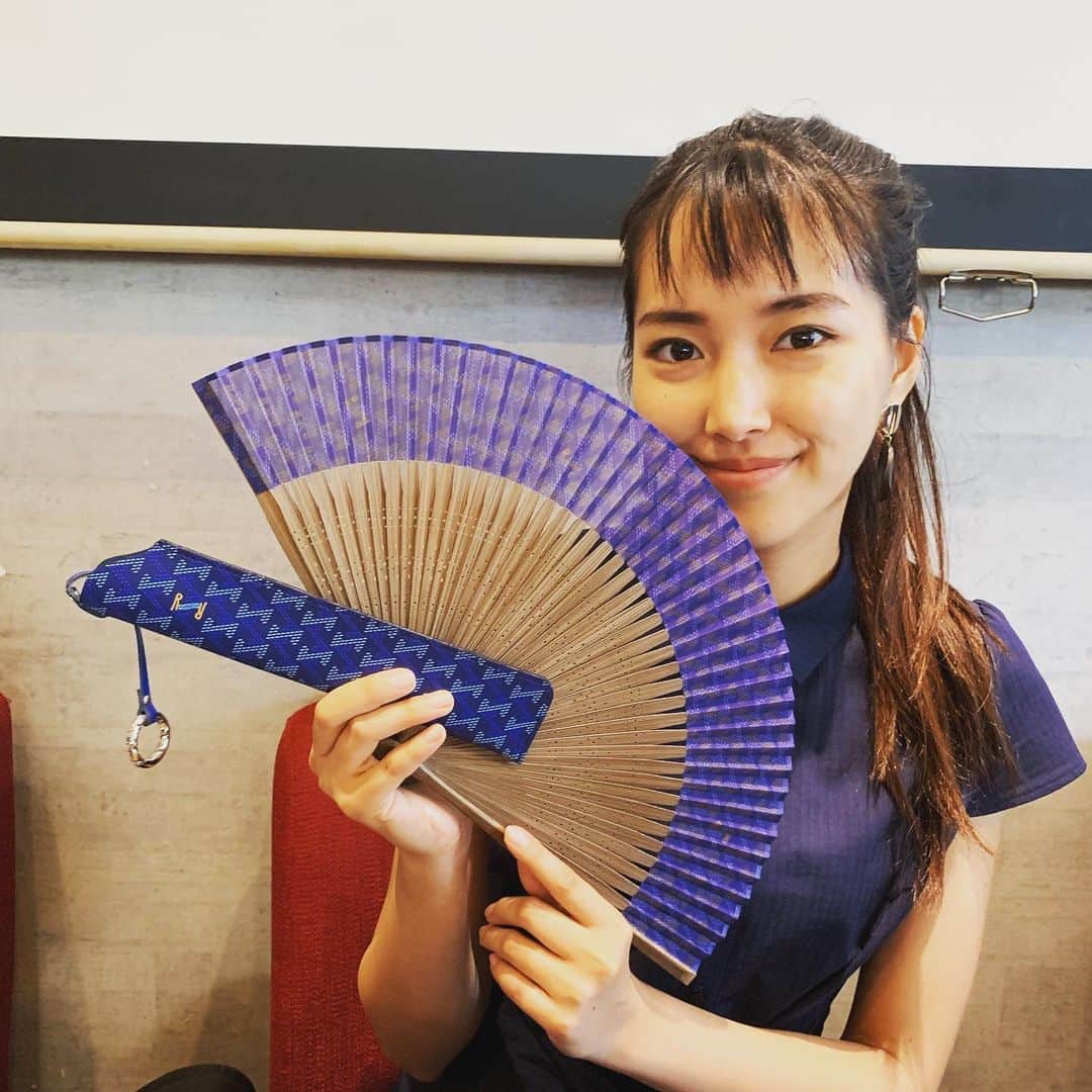 のインスタグラム：「レザレクションの扇子🌞 真夏のカートで使うの楽しみ！ セット失敗して前髪パリパリなのは気にしないでね！ #GOLF#RESURRECTION」