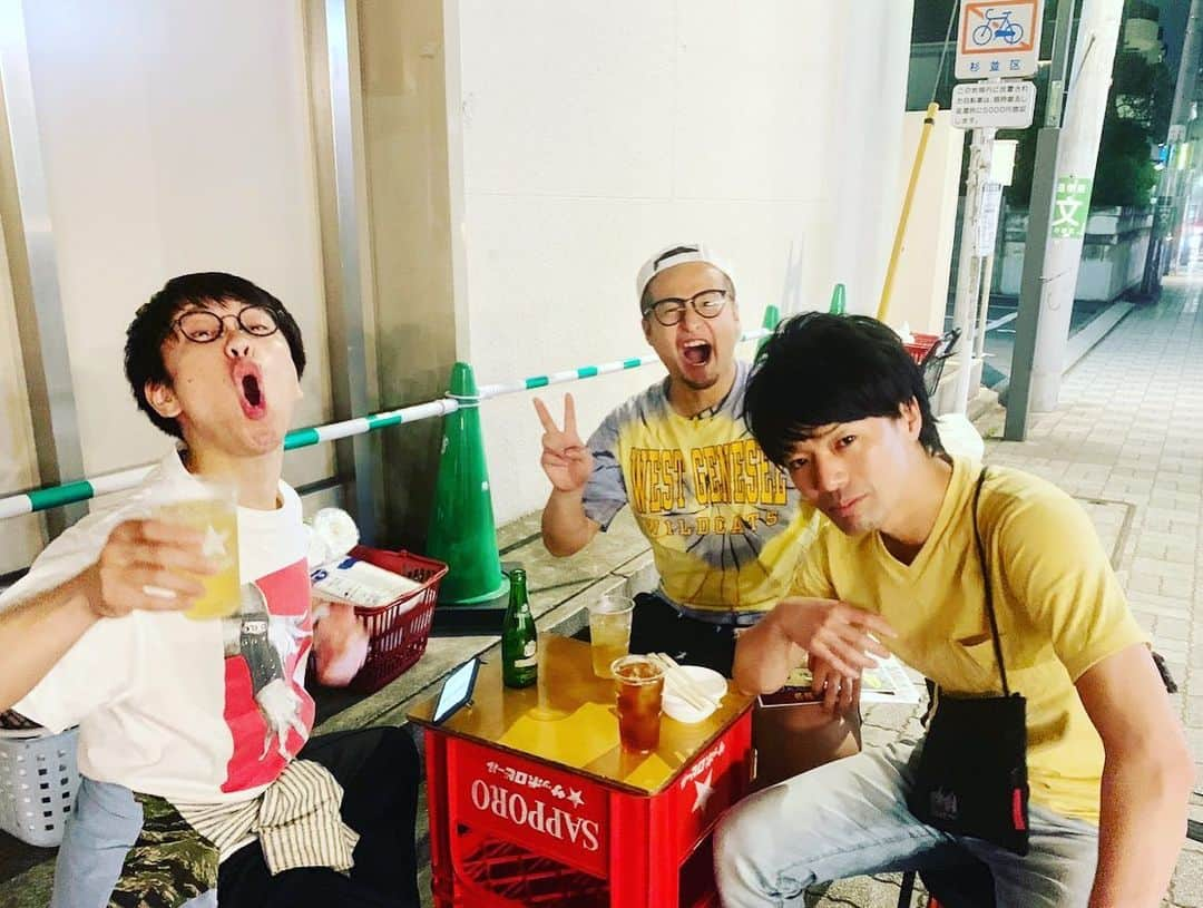 石山大輔さんのインスタグラム写真 - (石山大輔Instagram)「トリプルエネルギーでしたっ！！ インディアンス田渕が誕生日ということで、胴上げは無理だと判断して胴持ちで始まりました！！ 賢明なオッサンの判断。  新ネタも音楽から道具まで含めて大変だったけど、結果オーライ（笑）  コーナーは各コンビがオリジナルを持ってくるのですが、リハでもあまり聞いていないので楽しみでしょうがないんです。  乳首を見せない大運動会は乳首がエネルギーのあまりハミ出る展開になってしまいましたが、お客さんが手を叩いて喜んでいたので良しとします👍  丸太サッカーなかなか難しかったですね。また皆でネパールの国歌が歌える日が来ることを願います。  各国の国歌って聞いてみたら全部面白いからオススメ。。 しかし、汗の量も運動量もすごいエネルギーでした！ 徐々にお客さんが増えてきていて嬉しいです。 周りにエネルギーが足りていないなぁーと思う友達が居たら是非「トリプルエネルギー」を貰いに来てください。  あと、足と手が小さいっていう情報、何！？ 隠してたのにバレていたのか手足が小さいことが。 よくこれでボレーシュート打ててたなぁっていうぐらいの足。 亀ぐらい厚いけどな、その代わり。  次回は8月！！ 楽しみに待っていてくれよなー(^ ^) #トリプルエネルギー #エネルギー有り余る #丸太サッカー #前半で86乳首ぐらい見えてた #ちゃんとしたらオッサンの太り方 #とにかく元気になる #人を傷つけない #放課後に遊んでる男子を見るライブ #亀手 #亀足 #芸人 #バンビーノ #幕張イオンモール劇場」6月5日 13時58分 - daisukecccc