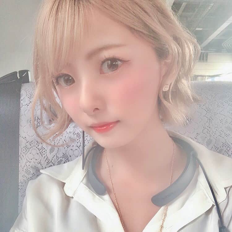 岡田栞奈のインスタグラム：「外ハネめちゃ好き💓 もう少し伸びたら外ハネヘア 毎日したい(*´艸`*) 太陽の反射で若干白飛び...笑笑 #外ハネ #ショート #ボブ #ヘアアレンジ #金髪ショート」