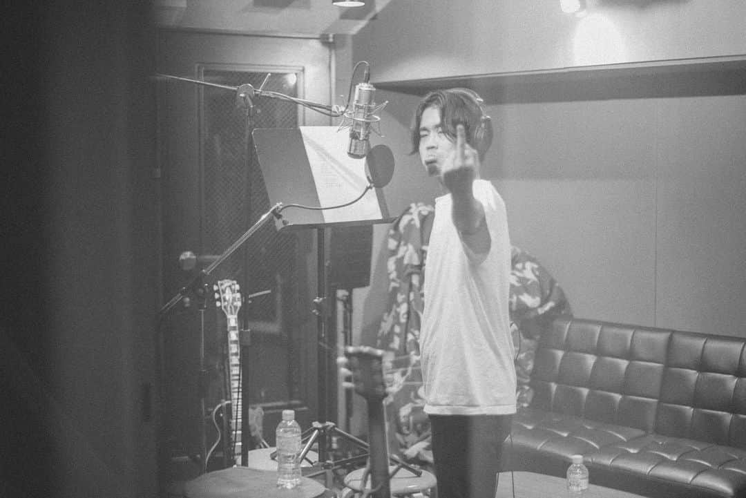 DATSさんのインスタグラム写真 - (DATSInstagram)「behind the scene “オドラサレテル” recording 📸 @nikku_ject  #datstheband #recording」6月5日 14時07分 - datstheband