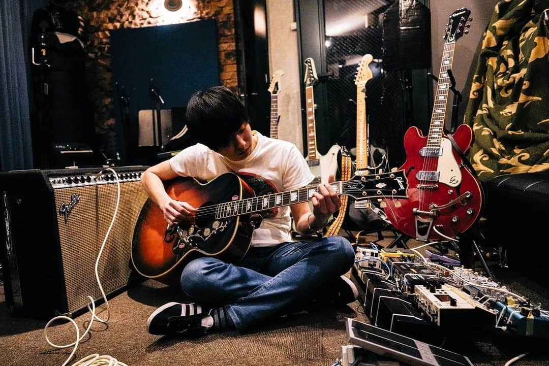 DATSさんのインスタグラム写真 - (DATSInstagram)「behind the scene “オドラサレテル” recording 📸 @nikku_ject  #datstheband #recording」6月5日 14時07分 - datstheband