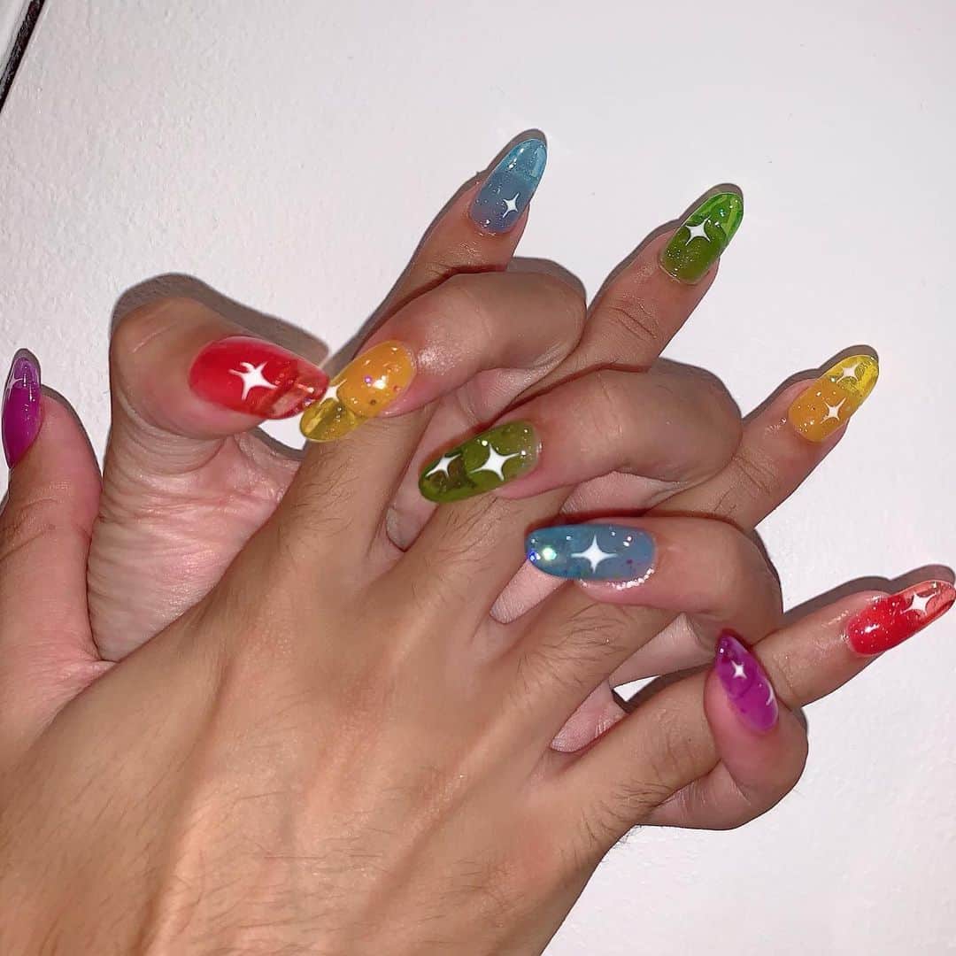 Mei Kawajiriさんのインスタグラム写真 - (Mei KawajiriInstagram)「Jelly kirakira rainbow 🌈 nails 💅🏻💕🧸@iamwestdakota #nailsbymei #pride 🌈💅🏻 #nailart #mensnails」6月5日 14時14分 - nailsbymei