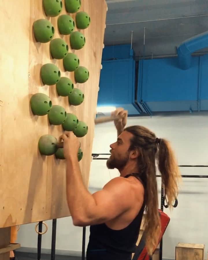 モデル、ブロック・オハーンのインスタグラム：「First time trying this thing.. thought I’d film it. I don’t know who tied the bag of potatoes to my ankles but this is no joke haha 🙌🏽🙏🏽 it’ll humble you!  I’m always up for a challenge tho 😏」