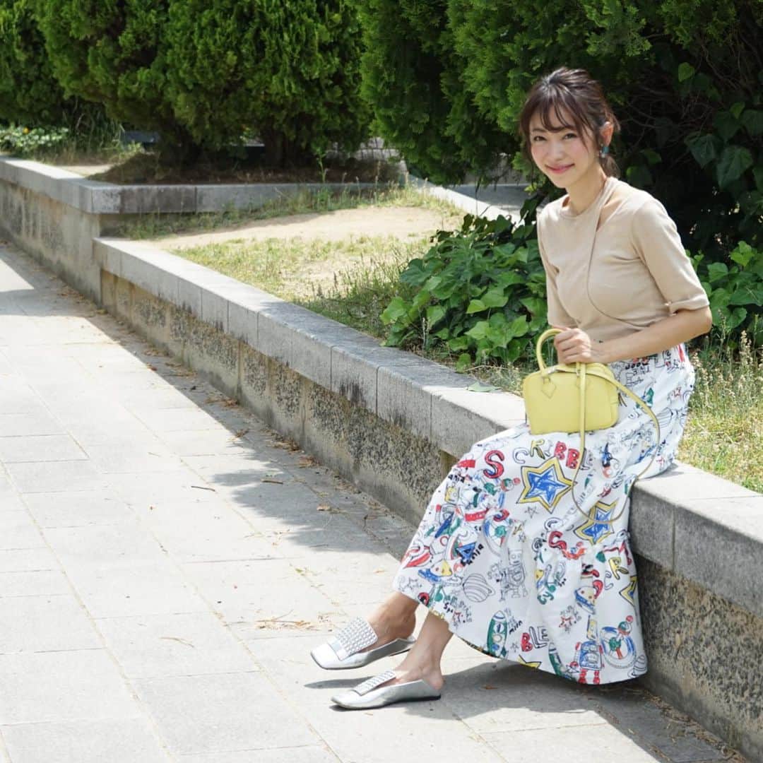 のインスタグラム：「-﻿ 気持ちの良い疲れで、今日も朝から元気に活動！﻿ ﻿ 夏のように強い日差しでジリジリ☀️﻿ ﻿ ちゃんとお肌のケアしないとな🙄﻿ 日傘を去年失くしたので、買わないと！﻿ ﻿ #coordinate#コーディネート」