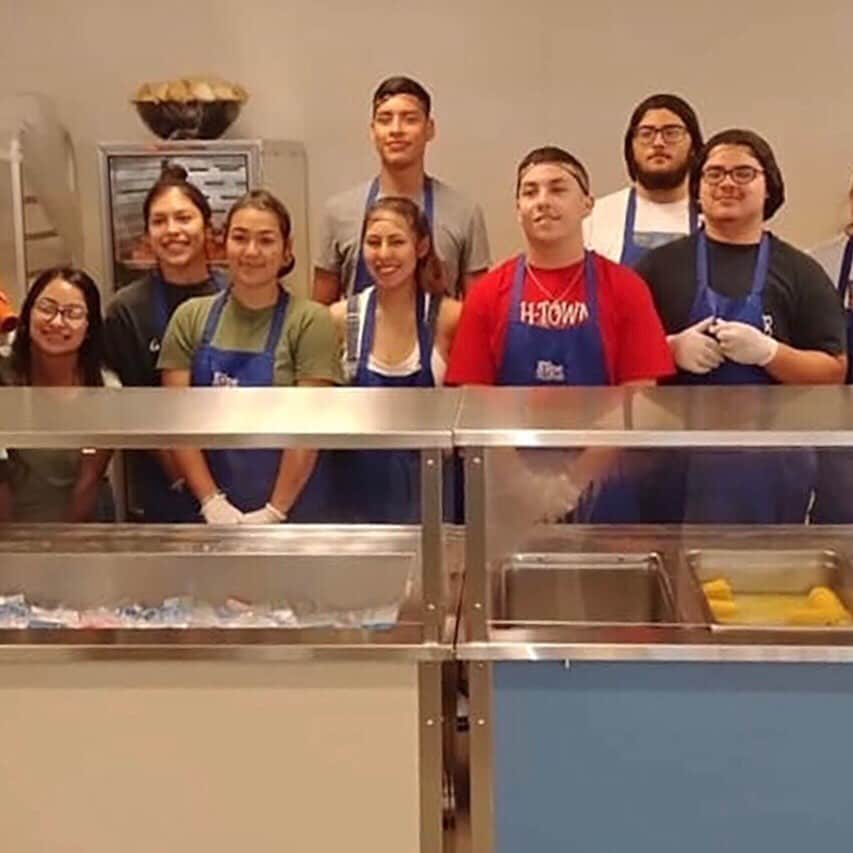 CNNさんのインスタグラム写真 - (CNNInstagram)「High school senior Leanne Carrasco (right) decided to forgo a graduation party and give back to her community in Houston. She enlisted her friends to help, and together they threw a pizza party at a homeless shelter for women and children. The teens also packed 400 hygiene bags filled with toothbrushes, toothpaste, hand wipes and deodorant to hand out to residents of the shelter. “Not a lot of people have the same options as me. It’s not fair,” Carrasco told CNN. “There are a lot of people who need help. So I give it.” (📸: Courtesy of Leanne Carrasco)」6月5日 14時24分 - cnn