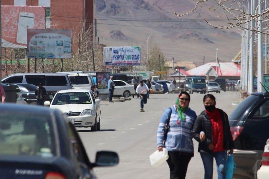 佐々木明さんのインスタグラム写真 - (佐々木明Instagram)「at Mongolia 🇲🇳 モンゴル最西端最奥地モンゴル最後の文化圏ウルギー。 #akirasproject #モンゴル #Trip #travel #skateboard #skateboading #lohasanddesign  その街を知るにはスケートが一番知る事ができる移動手段、行動範囲が一気に広がるのがスケートボード。最高の乗り物だぜ。」6月5日 14時27分 - akiraexploring