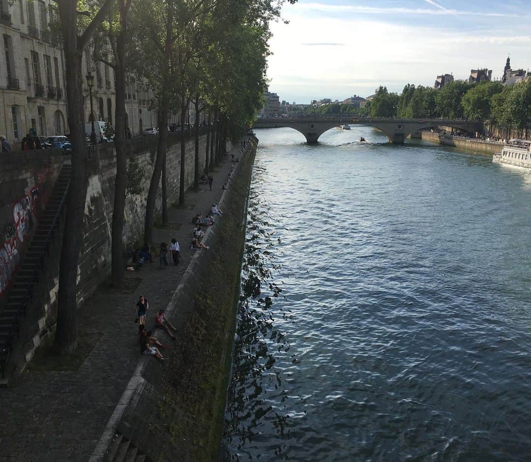 辻仁成さんのインスタグラム写真 - (辻仁成Instagram)「嗚呼、パリな風景だね。夏が近づいてきました。 晴れた日にはセーヌ川沿いの道を歩くんだ。」6月5日 14時28分 - tsujihitonari