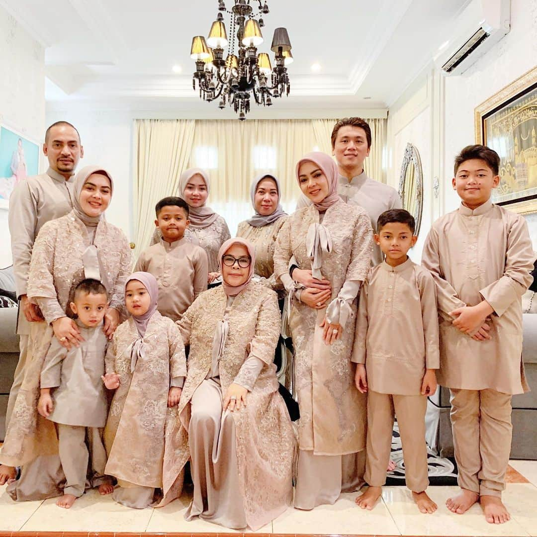 Syahriniさんのインスタグラム写真 - (SyahriniInstagram)「• Taqaballahu Minna Wa Minkum, Syiamana Wasyiamakum, Minal Aidzin Walfaidzin Mohon Maaf Lahir Dan Bathin.  My Precious Family !  #PrincesSyahrini #IdulFitri2019 #5Juni2019 #EidMubarak」6月5日 14時42分 - princessyahrini