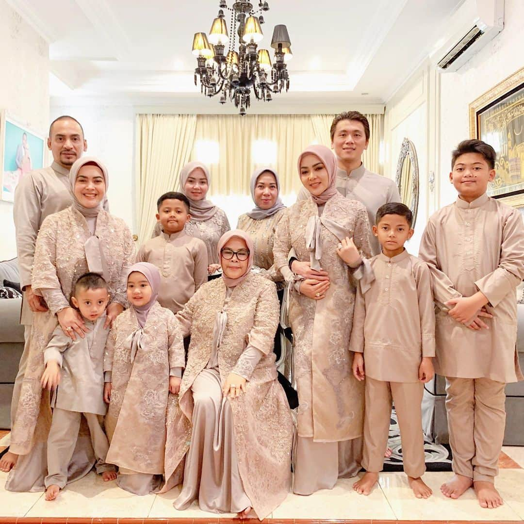 Syahriniさんのインスタグラム写真 - (SyahriniInstagram)「• Taqaballahu Minna Wa Minkum, Syiamana Wasyiamakum, Minal Aidzin Walfaidzin Mohon Maaf Lahir Dan Bathin.  My Precious Family !  #PrincesSyahrini #IdulFitri2019 #5Juni2019 #EidMubarak」6月5日 14時42分 - princessyahrini