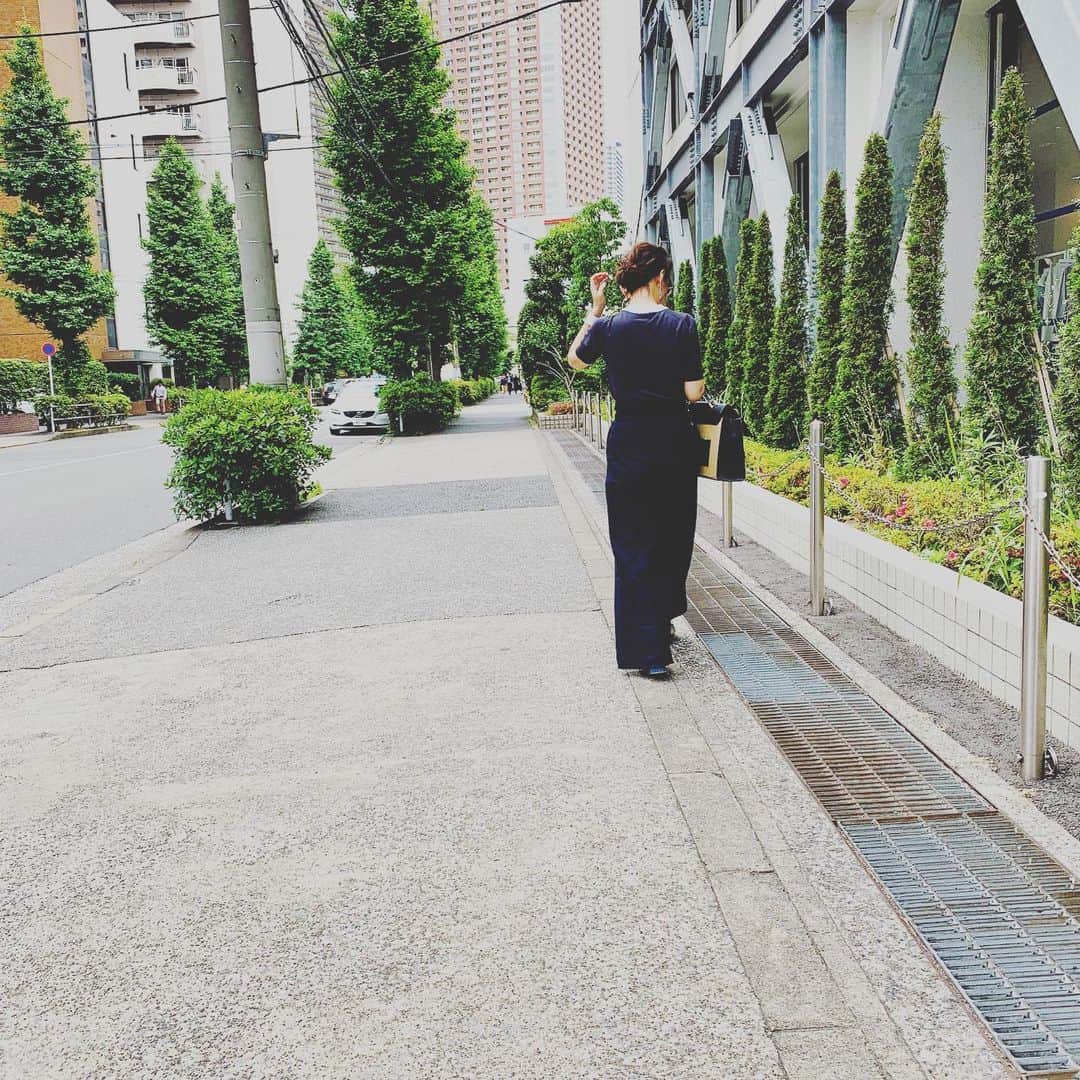 大草直子さんのインスタグラム写真 - (大草直子Instagram)「蒸し暑いですね！今日は、少し冷たく冷やした白ワイン♡早めに飲み始めたい（笑）。そしてこんな日はジョンスメのシーアイランドコットンがおススメ。このバイカラーのポロニット @amarc_official で今日公開のファッションページで、クリスウェブ佳子ちゃんが @tokyodame が着ているものの色違い♡可愛くて買ってしまった！ファッションストーリーも是非見てね。 @amarc_official  @tokyodame  @johnsmedleyknitwear.jp  #seasonstylelab  #vasic #gianvittorossi  #今日は湾岸へ #海外にいるみたいだよ #みんなに痩せたと言われる #ヨガもずっと行けてないけど #この時期は痩せるのかも」6月5日 14時45分 - naokookusa