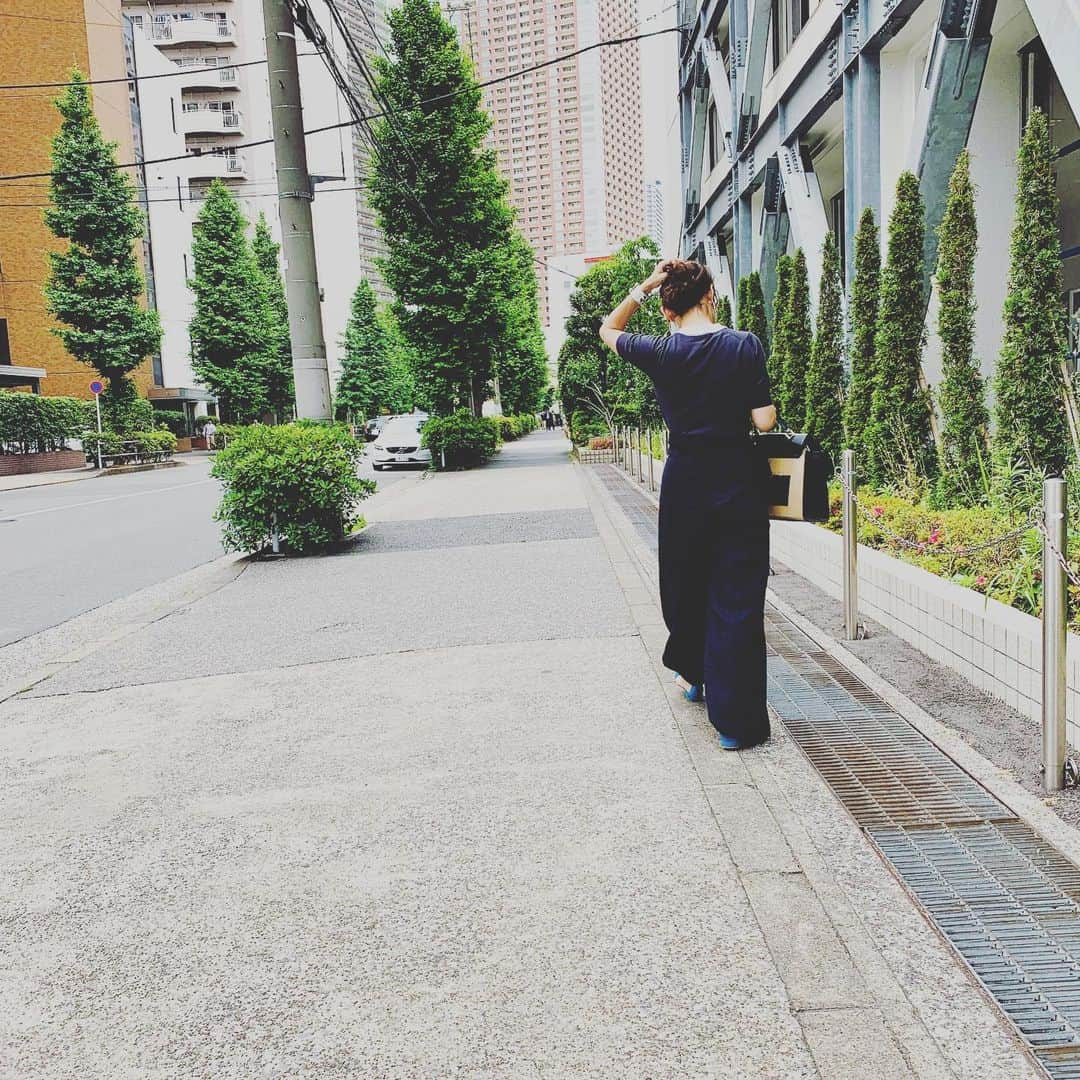 大草直子さんのインスタグラム写真 - (大草直子Instagram)「蒸し暑いですね！今日は、少し冷たく冷やした白ワイン♡早めに飲み始めたい（笑）。そしてこんな日はジョンスメのシーアイランドコットンがおススメ。このバイカラーのポロニット @amarc_official で今日公開のファッションページで、クリスウェブ佳子ちゃんが @tokyodame が着ているものの色違い♡可愛くて買ってしまった！ファッションストーリーも是非見てね。 @amarc_official  @tokyodame  @johnsmedleyknitwear.jp  #seasonstylelab  #vasic #gianvittorossi  #今日は湾岸へ #海外にいるみたいだよ #みんなに痩せたと言われる #ヨガもずっと行けてないけど #この時期は痩せるのかも」6月5日 14時45分 - naokookusa