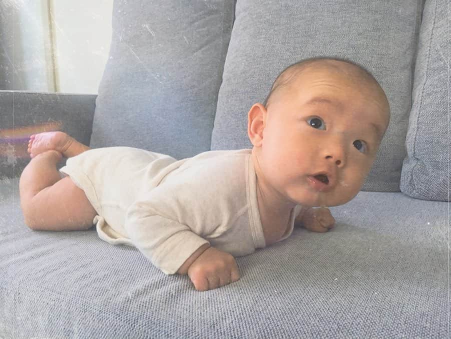 平山奈美のインスタグラム：「すっかり首も強くなりました . #平成31年産まれ #男の子ベビー #男の子ママ  #新米ママ #笑顔  #生後 3ヶ月 #赤ちゃんのいる生活 #ママ #ママリ #プレママ #ママモデル #ベビスタグラム #コドモダカラ #うつ伏せ #背筋 #baby #boy #mama #smile #happy #cute #3months #love #bye #mylove」