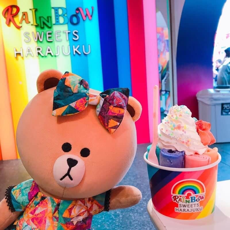 CHOCOのインスタグラム：「🌈🎉✨🌈🎉✨🌈 . #店内もかわいい✨レインボースイーツ専門店🌈 . 6色のアイスが楽しめるレインボーロールアイスをオーダー♫ フォトスポットとしても楽しめるよ😆✨ . . #rainbowsweetsharajuku #レインボースイーツ原宿 #linefriends #withCHOCO」