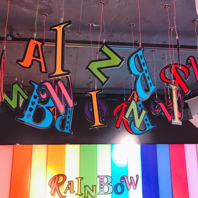 CHOCOさんのインスタグラム写真 - (CHOCOInstagram)「🌈🎉✨🌈🎉✨🌈 . #店内もかわいい✨レインボースイーツ専門店🌈 . 6色のアイスが楽しめるレインボーロールアイスをオーダー♫ フォトスポットとしても楽しめるよ😆✨ . . #rainbowsweetsharajuku #レインボースイーツ原宿 #linefriends #withCHOCO」6月5日 14時51分 - this_is_choco