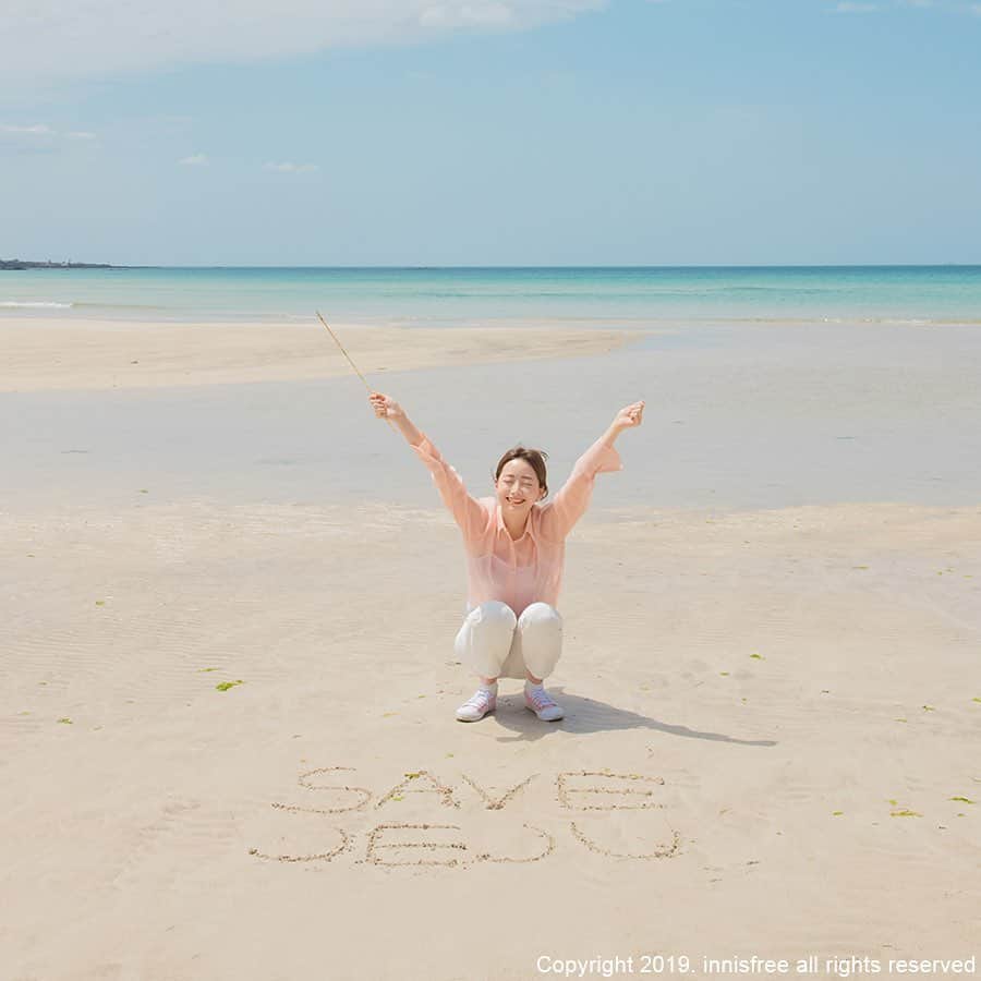 innisfree official (이니스프리) さんのインスタグラム写真 - (innisfree official (이니스프리) Instagram)「The first step towards protecting the beautiful Jeju sea  에메랄드 빛 제주바다를 지키는 첫걸음👣」6月5日 15時05分 - innisfreeofficial