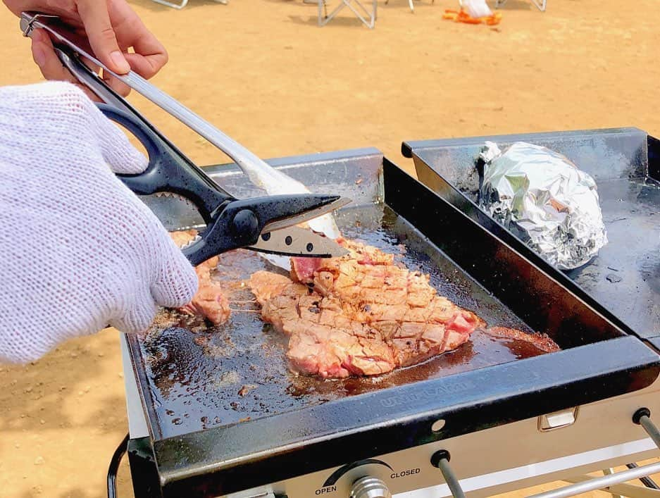 斉藤ひかりさんのインスタグラム写真 - (斉藤ひかりInstagram)「昨日はジョブチューンのメンバーでBBQ🍖⛰ 私は舞台稽古もあったので途中抜けだったけど参加出来て良かったー！  朝の買い出しからすでに楽しかったし、みんなと外で食べるお肉は最高に美味しかった！(^^) ここのところ舞台稽古な毎日だったから良い息抜きになったなぁ。  一週間後には公演初日を迎えます！  残りの稽古時間を大切に、全力で臨みます！  #bbq #大好きなメンバー #家族のようだ #お馴染みの顔ぶれ #楽しい時間 #良い息抜き #リフレッシュ #稽古前だったからずっとジャスミン茶 (笑)」6月5日 15時00分 - hikarisaito1027