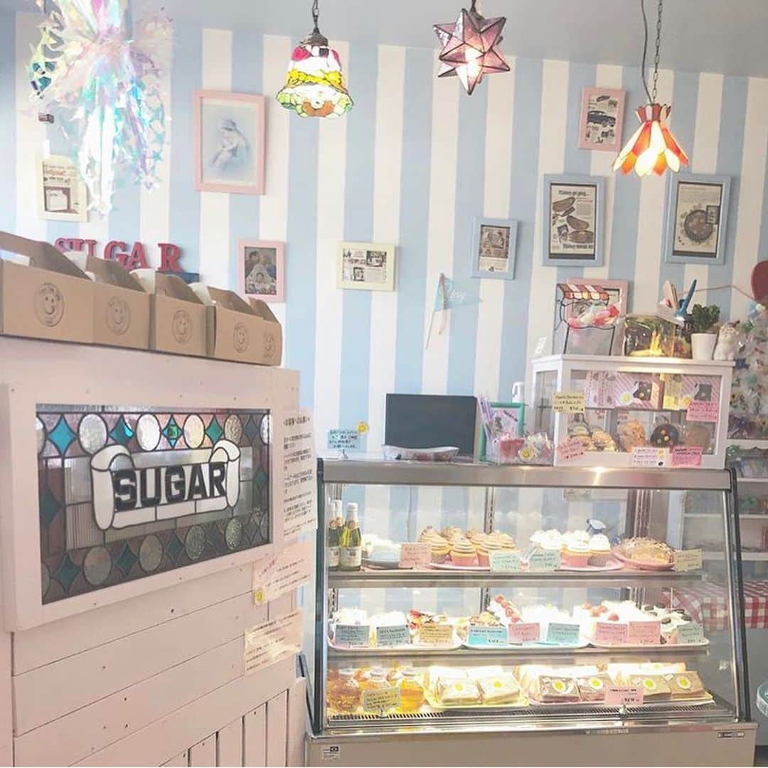 MOVE / ムーブさんのインスタグラム写真 - (MOVE / ムーブInstagram)「❁ ﻿ ┈┈┈┈┈┈┈┈┈┈┈┈┈┈┈﻿ ﻿ 仙台にある、Nagi's Cake Shop Sugar(ナギズケーキショップシュガー)がアメリカンチックで可愛い🧁﻿ ﻿ アメリカンチックなポップ＆カラフルで可愛いインテリアとケーキのお店✨﻿ ﻿ 海外の映画のような可愛い店内とスイーツが、インスタ映えすると話題なんです‪‪❤︎‬﻿ ﻿ と〜っても甘そうな見た目ですが、優しい甘さでペロリと食べられちゃうそう😋﻿ ﻿ オススメスイーツは、ハートの女王・季節のフルーツタルト・シフォンケーキ‪‪❤︎‬﻿ ﻿ ぜひ行ってみてね︎💕︎﻿ ﻿ 【詳細】﻿ Nagi's Cake Shop Sugar(ナギズケーキショップシュガー)﻿ 住所：宮城県仙台市宮城野区 白鳥2-8-8﻿ 営業時間：10:00～18:00﻿ 定休日：火曜日、第1・3水曜日﻿ TEL：022-254-4715﻿ ﻿ ﻿ photoby﻿ ‪‪❤︎‬ @__k._.___ ‪‪❤︎‬ @___pipi72___ ﻿ ‪‪❤︎‬ @shibanana0120 ‪‪❤︎‬ @___151.3cm.__ ﻿ MiLKではみなさんからのお写真を募集しています♥﻿﻿﻿﻿ @milk_magazine_﻿﻿ を付けて投稿してね♥﻿﻿﻿ ﻿ ┈┈┈┈┈┈┈┈┈┈┈┈┈┈┈﻿ #milk_web #milk_magazine﻿﻿﻿ #milkmagazine ﻿#milk_cafe﻿ ﻿ ﻿ #nagiscakeshopsugar #ナギズケーキショップシュガー #仙台カフェ #仙台グルメ #カフェ巡り #カフェ #カフェスタグラム #インスタ映え #フォトジェニック #アメリカン #カップケーキ #ケーキ屋さん #海外風 #お洒落女子」6月5日 15時01分 - milkmag_official