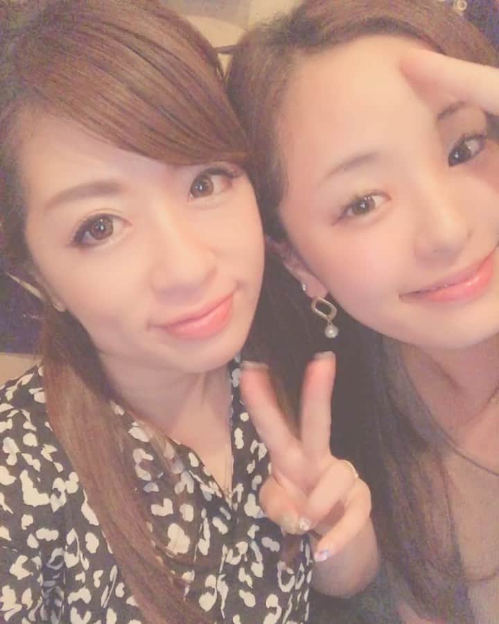 野崎鮎のインスタグラム：「いつ会っても陽気な可愛い妹ちゃん♥️ ちかえと久々の姉妹会💋 POWERもらえちゃうんだよなぁ☺️✨ ちーちゃんはパワースポットだな（笑）  素直で天真爛漫で男気溢れていて たまーにおっちょこちょこぴーな妹🤣  自分のやりたいこともお仕事も 一生懸命頑張ってる👍👍👍 おねぇちゃんはそんな妹の活躍を見て いつもウルウル😂😭 可愛い妹ちーちゃんは いつも私を温かい気持ちにしてくれて happyにしてくれる♡ その分私もちーちゃんに 沢山happyをあげたい♡  そして相変わらずの鮎キチガイ（笑） 鮎LOVEが強すぎる（笑）楽しい時間をありがとねっ♥️♥️♥️ ちかえは今年の｢志村魂｣も出演するので応援にかけつけまーす♥️ 稽古も本番も楽しんで♥️ また姉妹会してお互い充電しましょ♥️ @chikaekashima  #love #dayoff #姉妹会 #sister #パワースポット #thankyou #志村魂 #happytime」