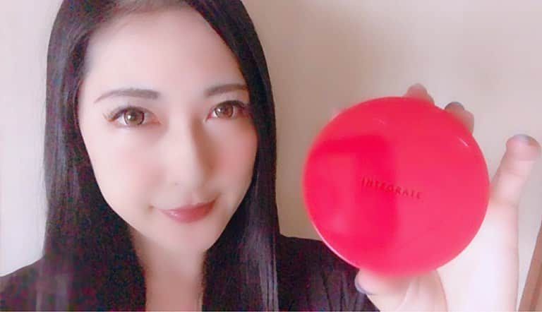 ゆりあさんのインスタグラム写真 - (ゆりあInstagram)「. . . 脚トレのときにも 崩れないファンデーション 発見しちゃった😆✨ . . . 日常くらいで崩れないのは 沢山あるけど、 トレーニングしても崩れないのって なかなかないよね(*´ｪ｀*) . . . 皮脂と混ざりにくい 水ジェリークラッシュで ぴたっと密着して つるんと美肌に仕上がります🌸 . . . 日焼けしなくなって おもちみたいに白い私にも 馴染む『明るめの肌色』も新登場😆👍 . . @integrate_jp  #インテグレート #水ジェリーファンデ  #使えるラブリー #ラブリーに生きろ #プチプラコスメ #人気コスメ #ベースメイク #ドラッグストアコスメ #ジムメイク  #トレーニング女子 #スポーツメイク #綺麗は作れる #努力は必ず報われる #インテグレート_pr . . . .」6月5日 15時02分 - yuria_life