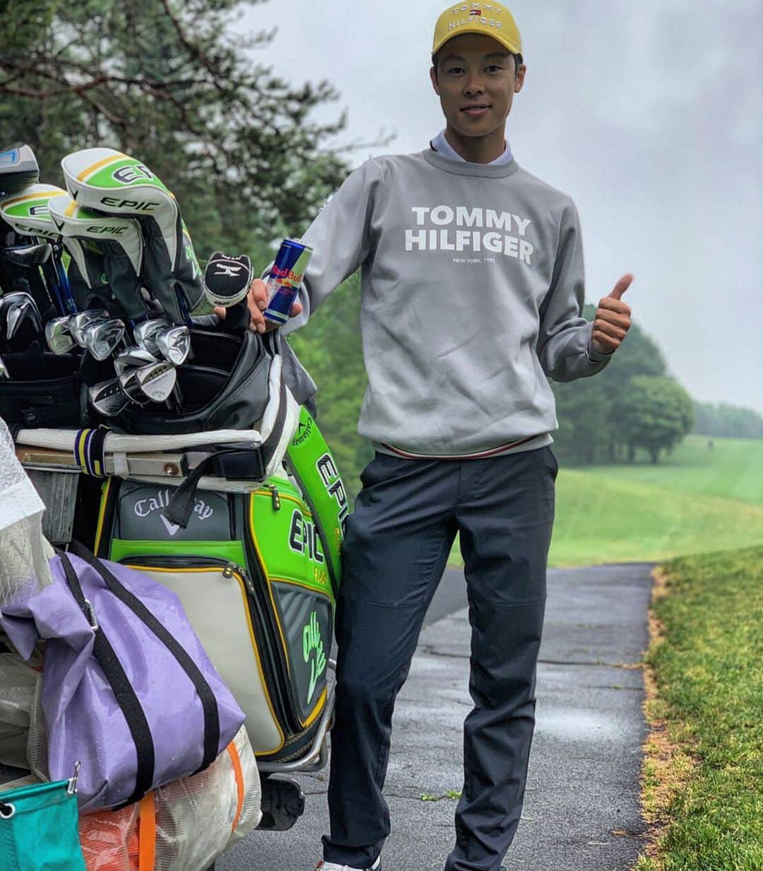 小林陵侑のインスタグラム：「今日は葛西監督の誕生日コンペ⛳️ あいにくの雨でしたが☔️ 頭の先から靴下まで @tommyhilfiger  で揃えたんだけど、撥水もカットもめっちゃよかった！！ #ヤマニ #thanks  @callawaygolf_japan  #redbull #tommyhilfiger #golf #callaway」