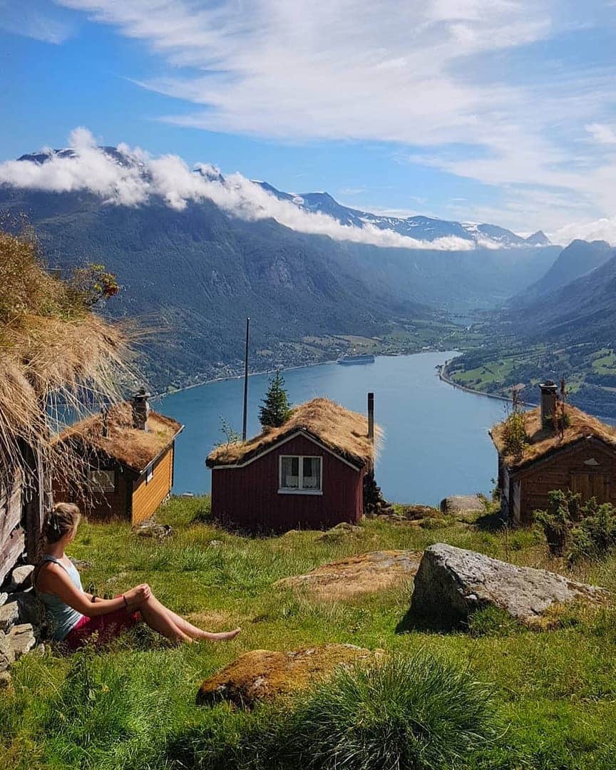 Discover Earthさんのインスタグラム写真 - (Discover EarthInstagram)「How breathtaking is this view on a Fjord from up in the sunny Norwegian mountains ? ⛰ 🇳🇴 Who would you want to spend some time up there with ? Tag these people ! — 📍#DiscoverNorge via @Norge — 📸 Photo by @instahanniz」6月5日 15時05分 - discoverearth