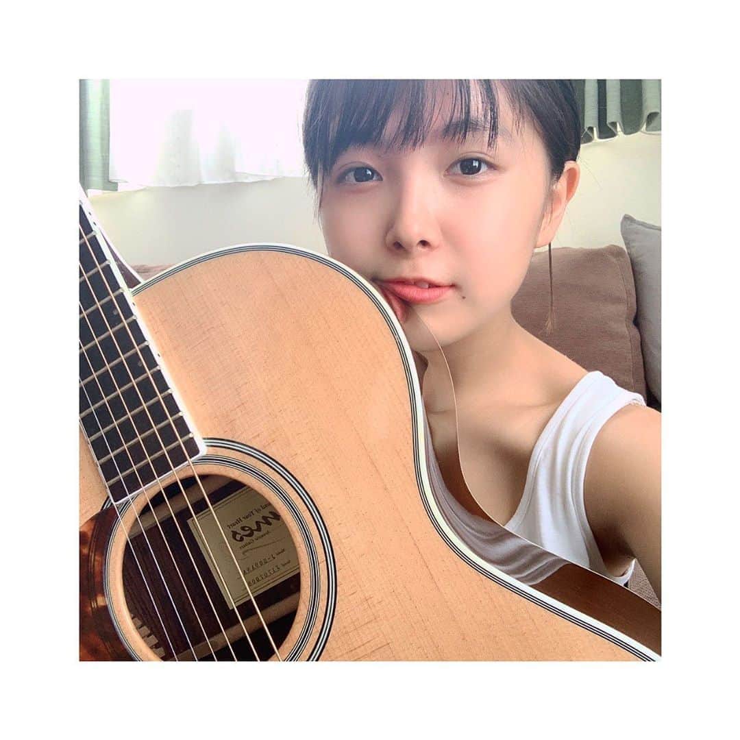 寺本莉緒さんのインスタグラム写真 - (寺本莉緒Instagram)「なんともふにゃふにゃした顔ですみません。 . 最近はギター頑張ってます。 指にマメができて痛いです。 もっと頑張ります。」6月5日 15時11分 - lespros_rio