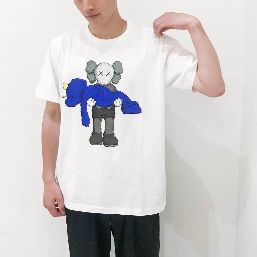 uniqlo_printemps_ginzaさんのインスタグラム写真 - (uniqlo_printemps_ginzaInstagram)「KAWS:SUMMER  KAWS×UNIQLOの最新コレクションが6月7日（金）より発売開始！！ 当店ではメンズＴシャツとトートバッグのお取り扱いとなります。 女性にもおすすめのXSサイズからXLサイズまでご用意！ またオンライン特別サイズや、キッズアイテムもオンラインストアに在庫があれば店舗からの注文も可能です！  UT、トートバッグともに1,500円＋tax  @kaws #kaws #kawsuniqlo #companion #BFF #uniqlout #カウズ」6月5日 15時18分 - uniqlo_marronniergate_ginza