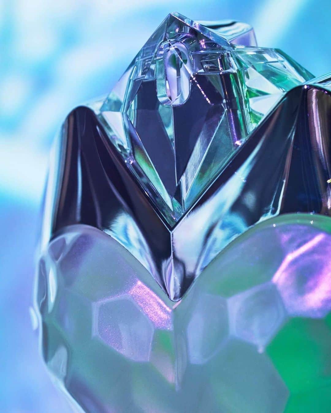 のインスタグラム：「New fragrance #AuraMugler Eau de Parfum Sensuelle comes to life in its emblematic, heart-shaped bottle with pink and green reflections. Order it on mugler.com」