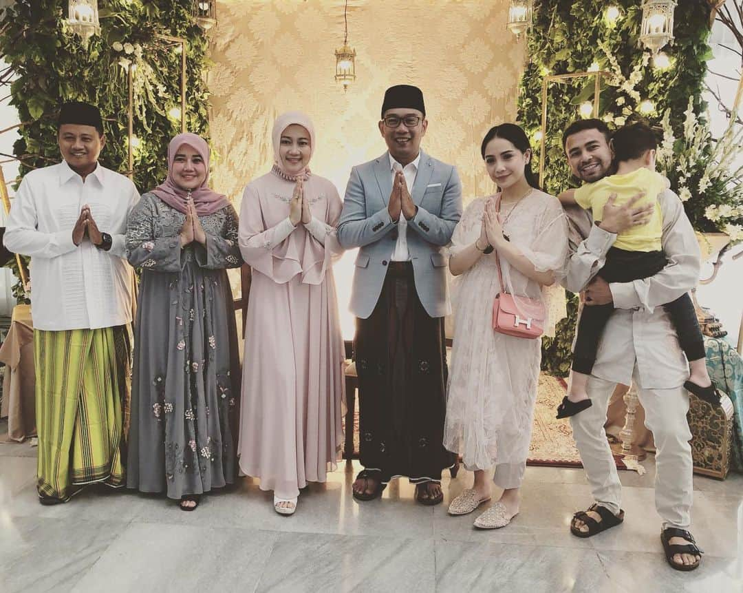 Raffi Ahmadさんのインスタグラム写真 - (Raffi AhmadInstagram)「Hari Raya Idul Fitri Silaturahmi ketempat Bapak Gubernur JawaBarat Tercinta beserta istri dan juga Bapak Wakil Gubernur beserta istri ❤️🤗 Jawa Barat Lope youuuu Full 😘 Hatur Nuhunnn.... Sampurasun Maaf Lahir batin ...」6月5日 15時30分 - raffinagita1717