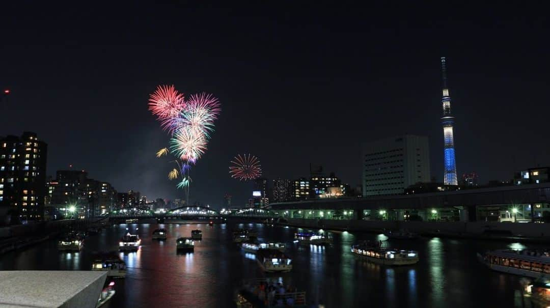 TOBU RAILWAY（東武鉄道）さんのインスタグラム写真 - (TOBU RAILWAY（東武鉄道）Instagram)「. 🚩Sumida Fireworks Festival 🚩すみだ花火大会 🚩스미다 불꽃놀이 대회 . [Let's experience summer in Japan at Sumida Fireworks Festival!] . No summer is complete in Japan without fireworks. Colorful fireworks will light up the summer night sky. The Sumida Fireworks Festival is one of the largest fireworks displays in Kanto. It is also a highlight unique to Sumida Ward that Tokyo Skytree and fireworks can be seen simultaneously. It is expected that there will be a lot of congestion at the nearest station on the day of the event, so we recommend leaving early. Date held: July 27(Sat), 2019  19:00-20:30 Launch Location: [First venue] Sakurabashi downstream to Kototoibashi upstream  Marutamaya Ogatsu Fireworks Co., Ltd. [Second venue] Komagatabashi downstream to Umayabashi upstream HOSOYA ENTERPRISES CO.,LTD . https://www.sumidagawa-hanabi.com/ . . . 【일본의 여름을 스미다 불꽃놀이 대회에서 느껴보자! 】 . 일본 여름의 대표적인 볼거리는 불꽃놀이입니다. 화려한 불꽃이 하늘을 물들입니다. 스미다 불꽃놀이 대회는 간토 지방에서도 손 꼽히는 불꽃놀이 대회입니다. 도쿄 스카이트리와 불꽃놀이를 동시에 감상할 수 있는 것도 스미다구만의 볼거리입니다. 대회 당일은 근처 역 등이 매우 붐비니 시간에 여유를 가지고 이동하실 것을 추천드립니다.  개최일시: 2019년 7월 27일(토) 19:00~20:30 발사 장소: 【제1회장】 사쿠라바시 하류~고토토이바시 상류 (주)마루타마야 오가쓰 엔카텐 【제2회장】 고마가타바시 하류~우마야바시 상류 (주)호소야엔터프라이즈 . https://www.sumidagawa-hanabi.com/ . . . #tobujapantrip #japan #tokyo #sumidafireworksfestival #tokyolife #japanlandscape  #photo_shorttrip #photo_travelers  #jp_gallery #instatravel #worldcaptures #nationalgeographic#visitjapan #travelingram #bestjapanpics #lovejapan #japan_of_insta #art_of_japan_  #beautifuljapan #스미다불꽃놀이대회 #풍경스타그램 #여행스타그램 #여행 #일본여행 #여행기록 #여행스냅 #일본체험 #도쿄」6月5日 15時31分 - tobu_japan_trip