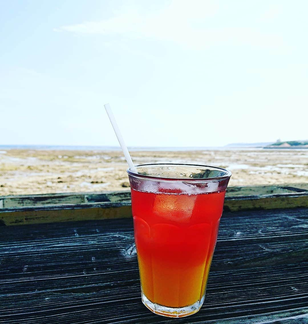 末野卓磨さんのインスタグラム写真 - (末野卓磨Instagram)「「浜松の茶屋 」  店内窓側(写真④)が満席だったので、外に行きました。 他に誰もいなくて、めっちゃゆっくりできるわ～  風も気持ち良い  海を見ながらお茶できる、最高に贅沢。  パッションフルーツとハイビスカスのやーつ。  うめぇ～✨ 日焼けせずに、海を眺めていたい人にオススメ👍  昨日、飲み屋で知り合った南城市出身の男の子に、 「南城の海最高なんで是非‼️カフェとかも力入れてます‼️」と勧められるがままに来てみましたが、本当にありがとう。  #南城最高  #カフェ #oceanview #cafe」6月5日 15時24分 - takuma_sueno