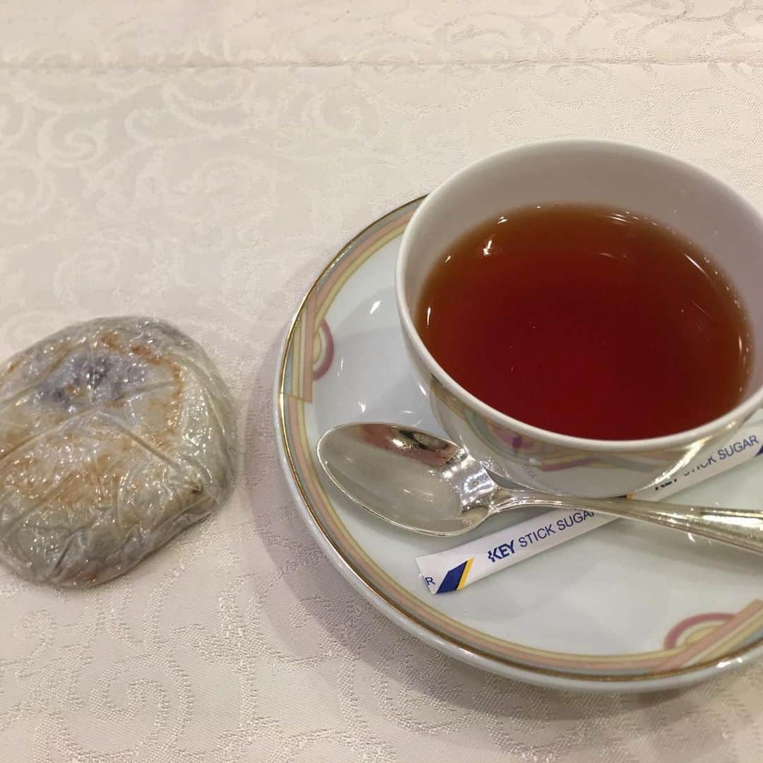 荒生暁子さんのインスタグラム写真 - (荒生暁子Instagram)「博多出張です。 大好物の鈴懸の和菓子を頂きました❤️ 行きの博多駅で ほかほかの梅ヶ枝餅を買い 控え室でティータイム☕️♪ 天神まで行ったので 愛用のIkuko、博多店に寄り道。 完売だった幻のドレスをゲット❤️ #博多出張#Ikuko#鈴懸 #出張の醍醐味 #梅ヶ枝餅」6月5日 15時26分 - akikoarao0904