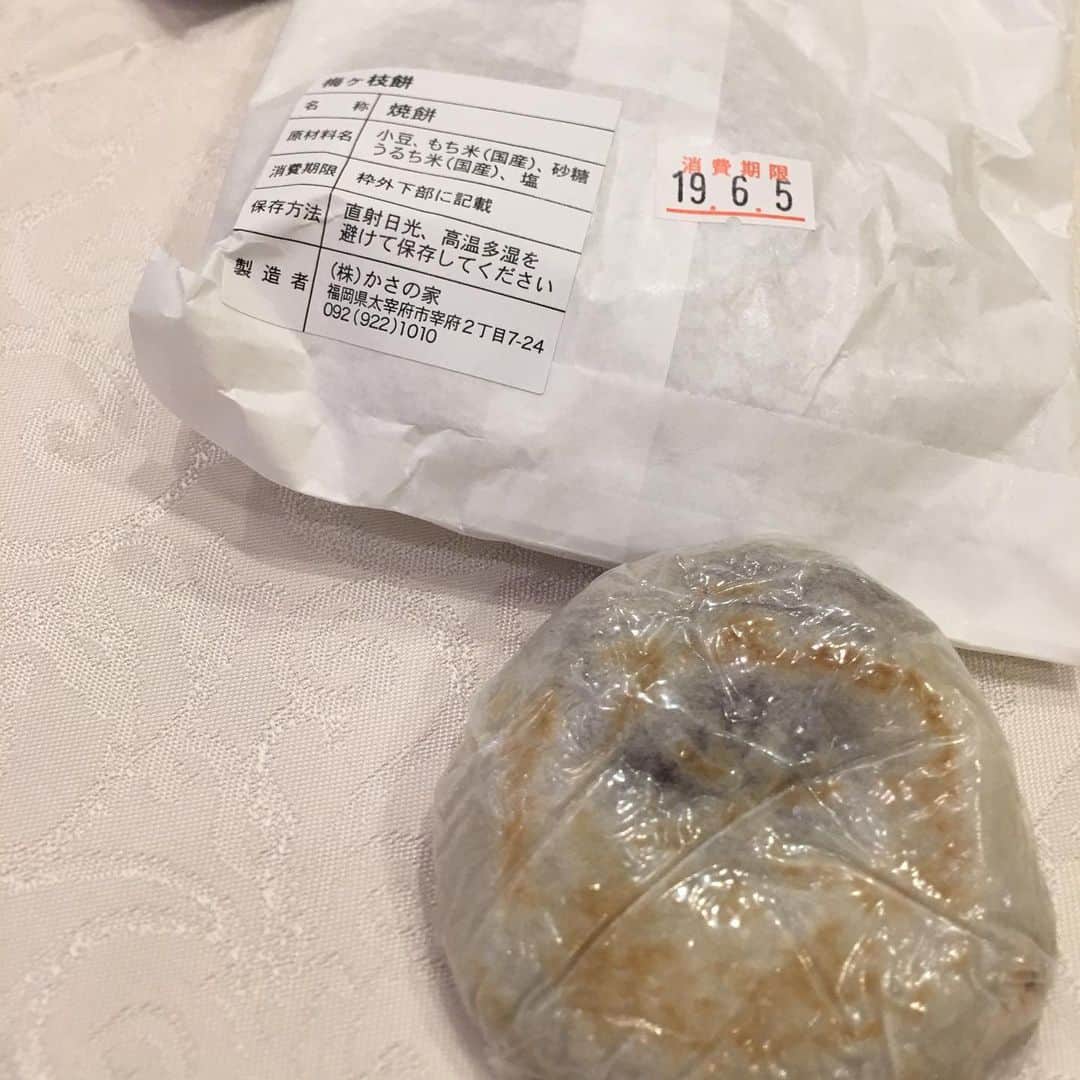 荒生暁子さんのインスタグラム写真 - (荒生暁子Instagram)「博多出張です。 大好物の鈴懸の和菓子を頂きました❤️ 行きの博多駅で ほかほかの梅ヶ枝餅を買い 控え室でティータイム☕️♪ 天神まで行ったので 愛用のIkuko、博多店に寄り道。 完売だった幻のドレスをゲット❤️ #博多出張#Ikuko#鈴懸 #出張の醍醐味 #梅ヶ枝餅」6月5日 15時26分 - akikoarao0904