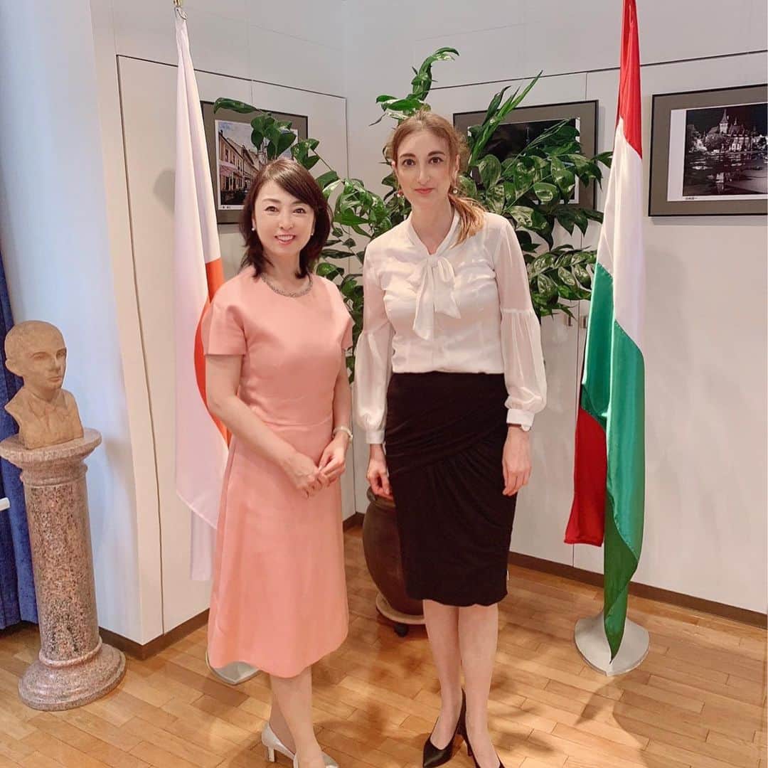 牛窪万里子さんのインスタグラム写真 - (牛窪万里子Instagram)「昨日はハンガリー大使館で開催された日本・ハンガリー外交関係樹立 150 周年を祝う 音楽会&ティーパーティーへ🇭🇺 駐日ハンガリー大使、パラノビチ・ノルバート 閣下と。  #ハンガリー大使館 #ティーパーティー #ハンガリー #シシィ #ヘレンド #ルプレジール #美プレミアム  #teaparty  #hungary🇭🇺 #ambassador @leplaisir_japan」6月5日 15時26分 - mariko_ushikubo
